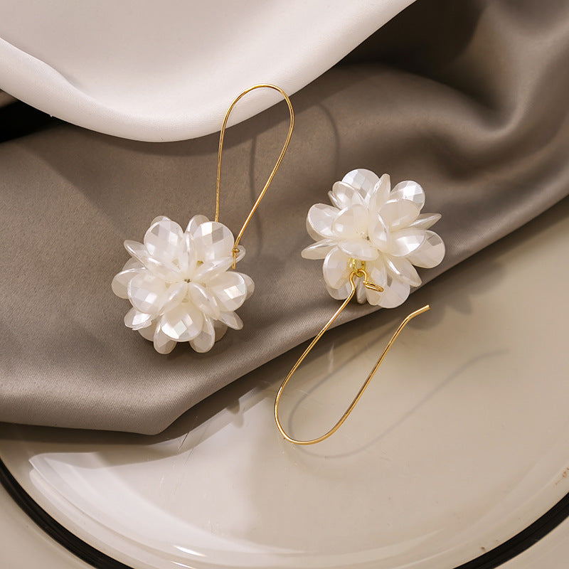 Women's Fashion White Petal Geometric Earrings