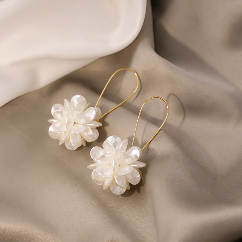 Women's Fashion White Petal Geometric Earrings