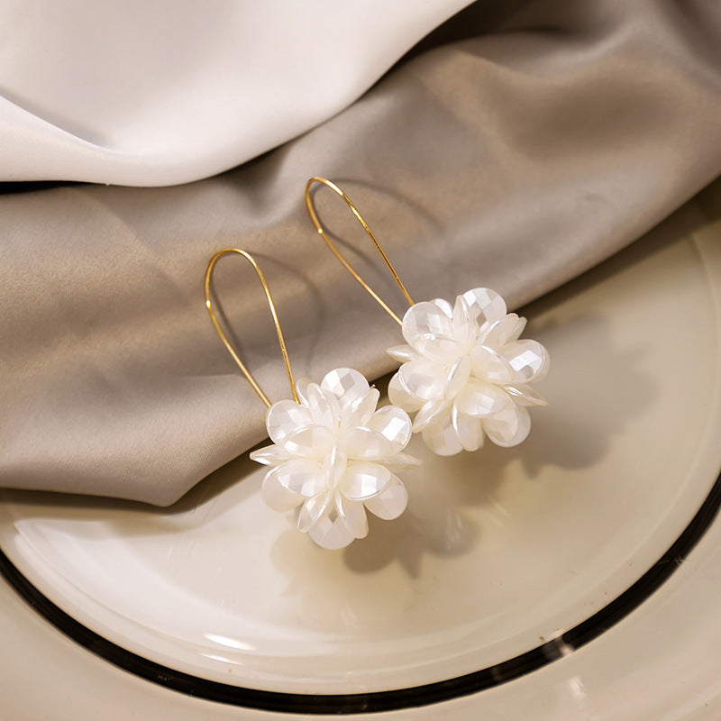 Women's Fashion White Petal Geometric Earrings