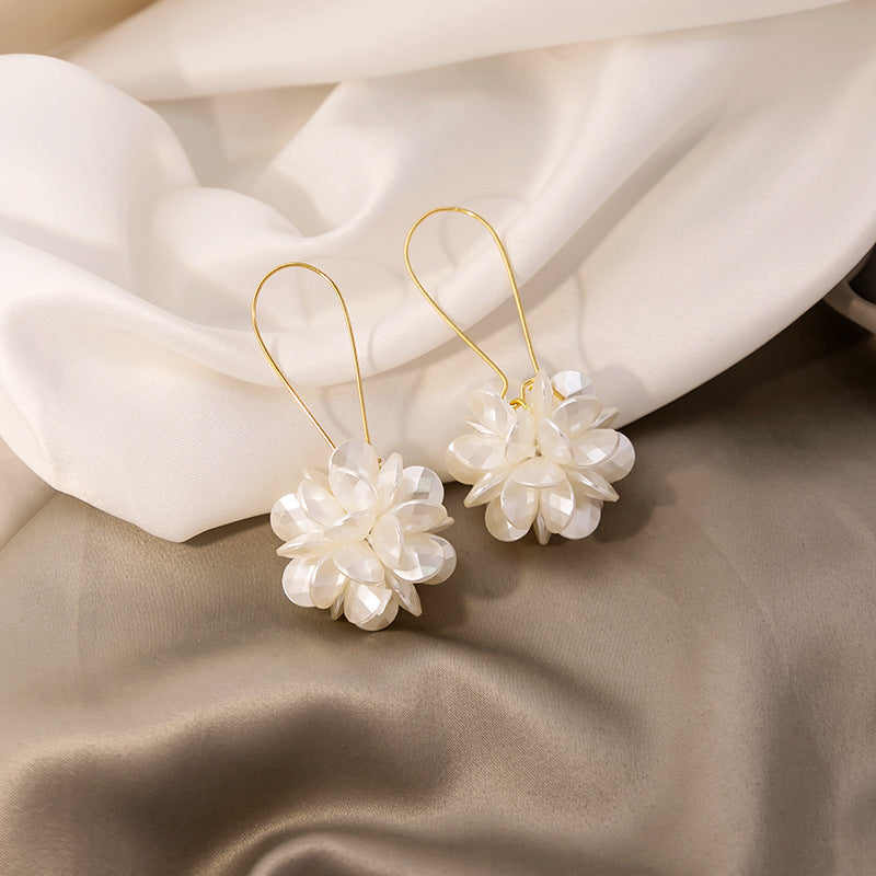 Women's Fashion White Petal Geometric Earrings